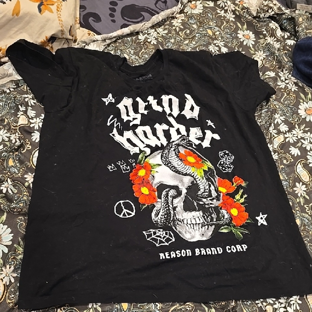 ❤️10/$40 Like New Reason Brand Tshirt